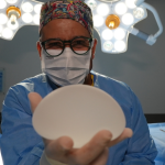 Dr. Gilberson Wanderley Silva destaca a reconstrução mamária como parte fundamental da autoestima e do bem-estar pós-mastectomia.