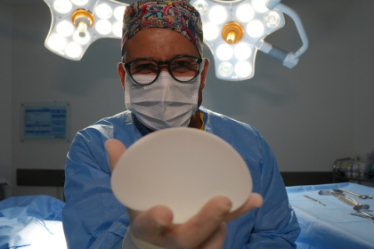 Dr. Gilberson Wanderley Silva destaca a reconstrução mamária como parte fundamental da autoestima e do bem-estar pós-mastectomia.