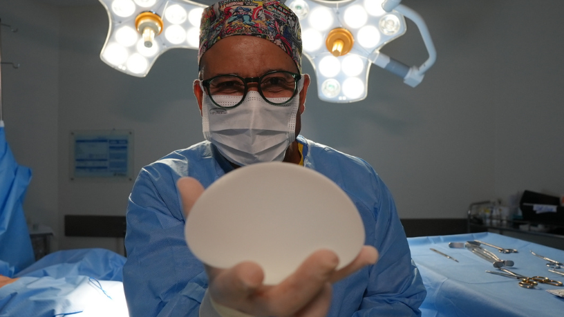 Dr. Gilberson Wanderley Silva destaca a reconstrução mamária como parte fundamental da autoestima e do bem-estar pós-mastectomia.