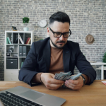 Teciomar Abila ensina como iniciar no mundo dos investimentos mesmo com pouco capital.