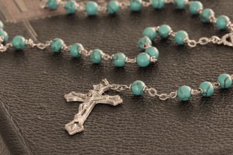 Jose Eduardo De Oliveira e Silva revela como a arte se transforma em expressão da fé na Igreja Católica.