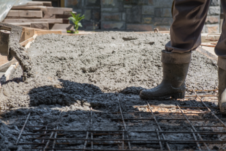 Valderci Malagosini Machado detalha onde o painel nervurado treliçado entrega mais eficiência e quais cuidados de montagem garantem seu desempenho estrutural.