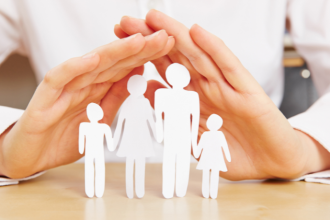 A importância da família na construção de uma sociedade mais justa e equilibrada é analisada por Alfredo Moreira Filho, que destaca o papel dos vínculos familiares na formação de valores sociais.