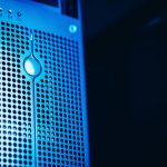 Rack de servidores iluminado em azul dentro de um data center moderno