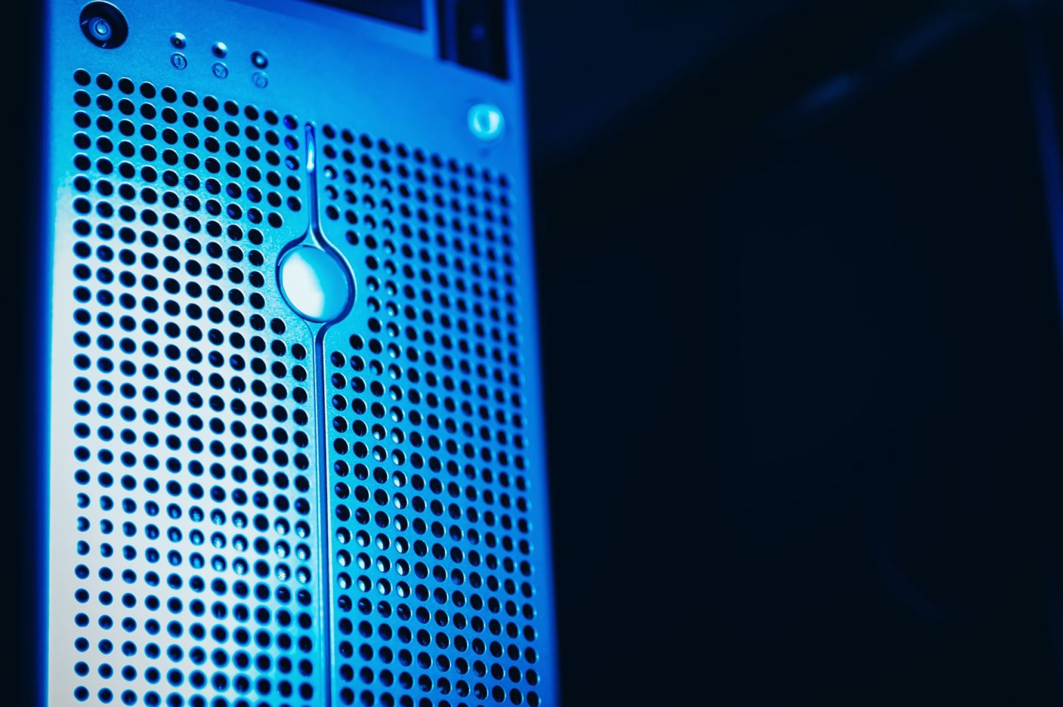 Rack de servidores iluminado em azul dentro de um data center moderno