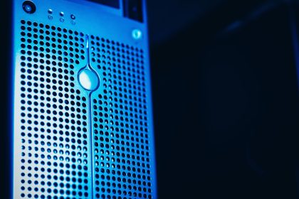 Rack de servidores iluminado em azul dentro de um data center moderno