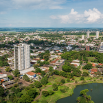 Vista aérea de área urbana de Três Lagoas, Mato Grosso do Sul, com ruas, bairros e vegetação ao redor