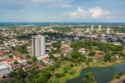 Vista aérea de área urbana de Três Lagoas, Mato Grosso do Sul, com ruas, bairros e vegetação ao redor