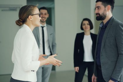 Grupo diverso de profissionais participa de uma reunião de trabalho em um ambiente corporativo.