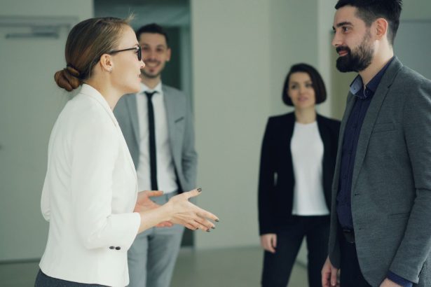 Grupo diverso de profissionais participa de uma reunião de trabalho em um ambiente corporativo.